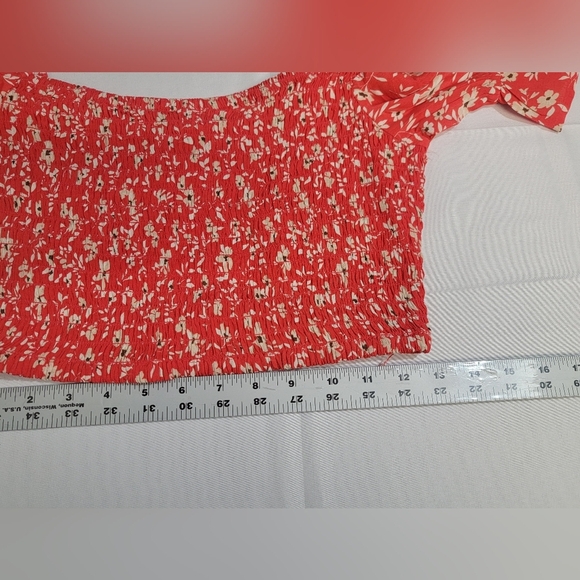 O'Neill Lorna Short Sleeve Floral Smocked Crop Top Size Medium - Picture 9 of 12